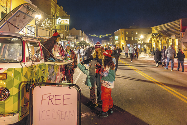 Xmas stroll icecream600